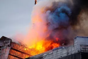 Στις φλόγες το παλαιό κτήριο του Χρηματιστηρίου της Κοπεγχάγης