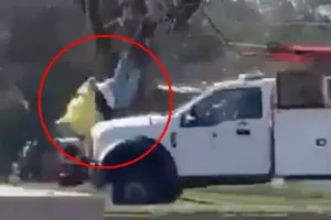 (Βίντεο) Η στιγμή που κλέφτης αυτοκινήτου παρασύρει και σκοτώνει πολίτη που προσπάθησε να τον σταματήσει