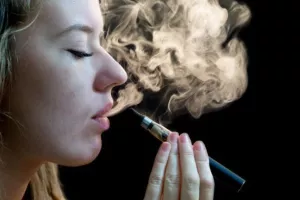 Ηλεκτρονικό Τσιγάρο: Νέα έρευνα δείχνει πως ορισμένες γεύσεις είναι πιο επικίνδυνες! 