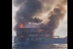 (BINTEO) Πανικόβλητοι επιβάτες πηδούν από φλεγόμενο πλοίο για να σωθούν