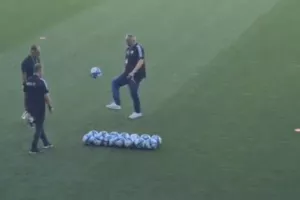 Ξέρει... μπαλίτσα το γραφείο Τύπου (Βίντεο Kerkida)