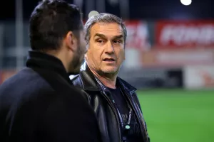 Ανανέωσε με Βούζα