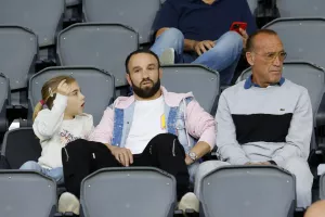 Από κερκίδα...