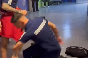 Το ζεϊμπέκικο του Αλεξανδρόπουλου μέσα στα αποδυτήρια (βίντεο)