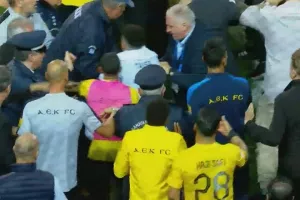 ΠΑΟΚ - ΑΕΚ: Μαινόμενος ταύρος ο Αλμέιδα, δεν τον συγκρατούσε κανείς 