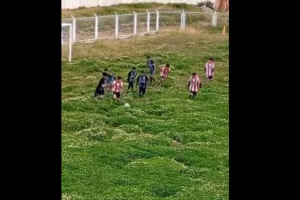 Στο Περού πήγαν την έννοια γήπεδο-χωράφι σε άλλο επίπεδο - Η μπάλα χανόταν μέσα στους θάμνους!