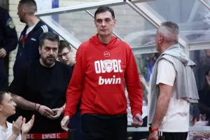 Μπαρτζώκας και παίκτες παρακολούθησαν το Ολυμπιακός-Παναθηναϊκός στο βοηθητικό του ΣΕΦ
