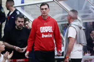 Μπαρτζώκας και παίκτες παρακολούθησαν το Ολυμπιακός-Παναθηναϊκός στο βοηθητικό του ΣΕΦ