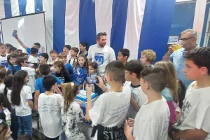 Έσβησαν τα κεράκια και μετά τραγούδησαν τον ύμνο (βίντεο kerkida) 