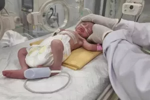 Γεννήθηκε πριν 5 μήνες και οι γονείς του δεν τον έχουν δει ακόμα!