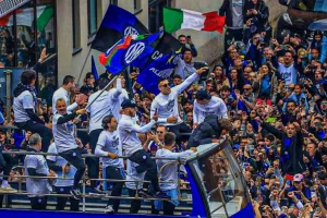 Βάφτηκε νερατζούρο το Μιλάνο: Γιόρτασε το Scudetto με παρέλαση η Ίντερ!