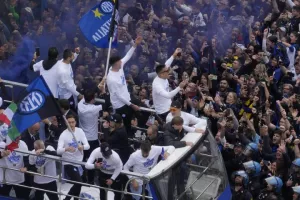 Ίντερ: Πλημμύρισαν οι δρόμοι του Μιλάνου στους πανηγυρισμούς του σκουντέτο