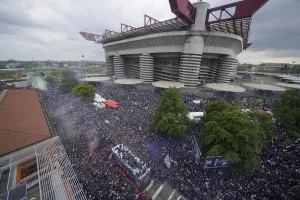 Ίντερ: Πλημμύρισαν οι δρόμοι του Μιλάνου στους πανηγυρισμούς του σκουντέτο