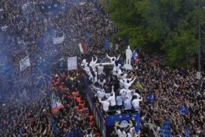 Ίντερ: Πλημμύρισαν οι δρόμοι του Μιλάνου στους πανηγυρισμούς του σκουντέτο