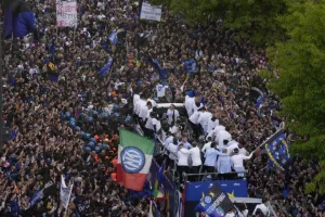 Ίντερ: Πλημμύρισαν οι δρόμοι του Μιλάνου στους πανηγυρισμούς του σκουντέτο
