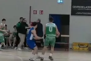 Διακόπηκε ματς γιατί... έπεσε ξύλο μεταξύ προπονητή και βοηθού! (βίντεο)