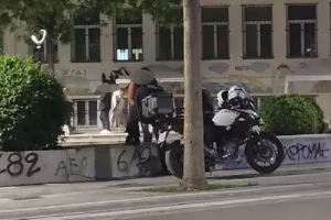 Αντρας έκανε στριπτίζ σε κεντρική πλατεία της Λάρισας