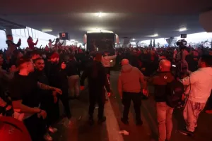 "Θρύλε σ’ αγαπώ! Φέρτε μας το ευρωπαϊκό!": Θρυλική υποδοχή στον Ολυμπιακό