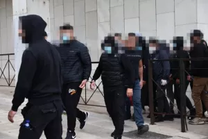 "Ο γιος μου είχε πάει απλά να παρακολουθήσει το ματς και βρέθηκε κατηγορούμενος"
