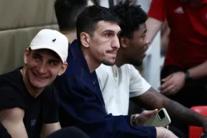 Μπαρτζώκας και παίκτες παρακολούθησαν το Ολυμπιακός-Παναθηναϊκός στο βοηθητικό του ΣΕΦ