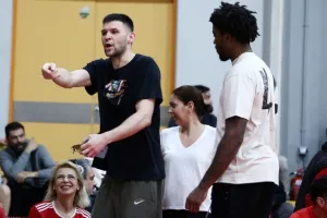 Μπαρτζώκας και παίκτες παρακολούθησαν το Ολυμπιακός-Παναθηναϊκός στο βοηθητικό του ΣΕΦ
