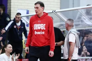 Μπαρτζώκας και παίκτες παρακολούθησαν το Ολυμπιακός-Παναθηναϊκός στο βοηθητικό του ΣΕΦ
