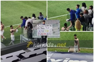 Τελικά... έκανε το καθήκον του ο Άδωνη/ Φανέλα, selfie και πλακάτ! 
