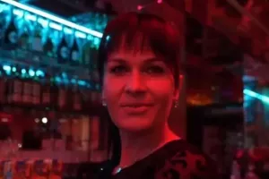 Απέλυσαν την «ΠΑΜ» από το viral μπαράκι - Όλο το παρασκήνιο