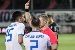 «Με τέτοιες διαιτησίες δυσφημίζεται το ελληνικό ποδόσφαιρο»