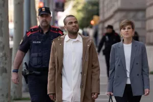 Ο Ντάνι Άλβες έδωσε τα 150.000 ευρώ της εγγύησής του στον πατέρα του Νεϊμάρ