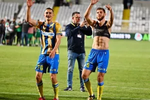 (BINTEO Kerkida/φώτος) Το... πάρτι μπροστά από τη Νότια