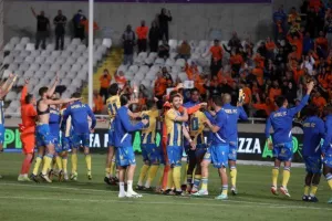 (BINTEO Kerkida/φώτος) Το... πάρτι μπροστά από τη Νότια