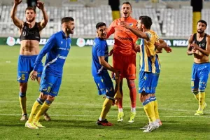 (BINTEO Kerkida/φώτος) Το... πάρτι μπροστά από τη Νότια