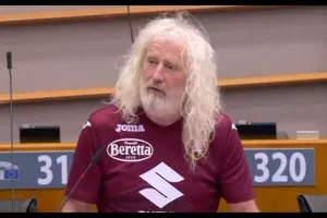 Έσκασε με μπλούζα Τορίνο στο Ευρωκοινοβούλιο και φώναξε «Γιουβέντους σκ@τ@»