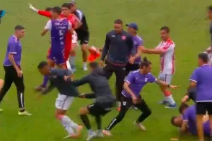 Ξύλο από το γήπεδο μέχρι τα αποδυτήρια και... εννέα αποβολές (Βίντεο)