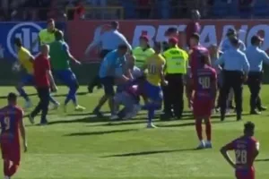 Οπαδοί εισέβαλαν στον αγωνιστικό χώρο και επιτέθηκαν σε παίκτες!