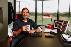 «Μάζεψα τα πράγματα, είναι τόσο περίεργο»: Οι τελευταίες στιγμές του Κλοπ στο γραφείο του στη Λίβερπουλ!