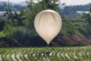 Β.Κορέα: "Βομβάρδισε" τη Ν.Κορέα με... περιττώματα και σκουπίδια - "Μείνετε σπίτι"