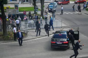 Σοκ στην Σλοβακία: Πυροβολήθηκε σε πολιτιστικό κέντρο ο πρωθυπουργός της χώρας!