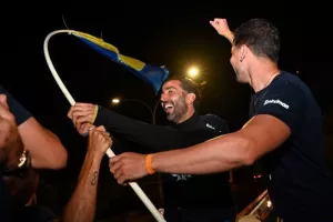 (ΒΙΝΤΕΟ-ΦΩΤΟΣ Kerkida) Κάηκε... ο εξώστης στην άφιξη των πρωταθλητών!