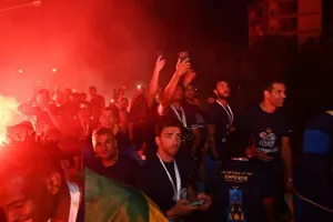 (ΒΙΝΤΕΟ-ΦΩΤΟΣ Kerkida) Κάηκε... ο εξώστης στην άφιξη των πρωταθλητών!