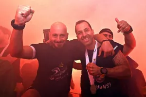 (ΒΙΝΤΕΟ-ΦΩΤΟΣ Kerkida) Κάηκε... ο εξώστης στην άφιξη των πρωταθλητών!
