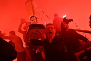 (ΒΙΝΤΕΟ-ΦΩΤΟΣ Kerkida) Κάηκε... ο εξώστης στην άφιξη των πρωταθλητών!