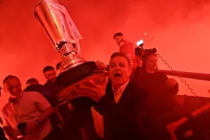 (ΒΙΝΤΕΟ-ΦΩΤΟΣ Kerkida) Κάηκε... ο εξώστης στην άφιξη των πρωταθλητών!