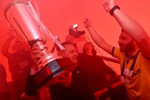 (ΒΙΝΤΕΟ-ΦΩΤΟΣ Kerkida) Κάηκε... ο εξώστης στην άφιξη των πρωταθλητών!