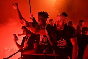 (ΒΙΝΤΕΟ-ΦΩΤΟΣ Kerkida) Κάηκε... ο εξώστης στην άφιξη των πρωταθλητών!