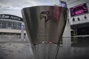 Το πολυπόθητο τρόπαιο της Euroleague έφτασε από την Βαρκελώνη στο Βερολίνο για το Final Four