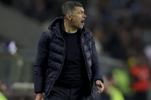 Ο Βίλας-Μπόας σπρώχνει τον Κονσεϊσάο στην πόρτα των ροσονέρι