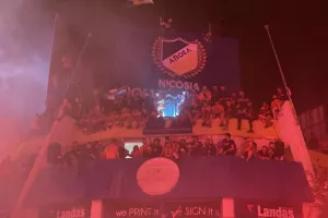 (ΒΙΝΤΕΟ-ΦΩΤΟΣ Kerkida) Κάηκε... ο εξώστης στην άφιξη των πρωταθλητών!