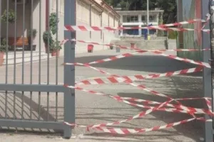 Πόρτα καταπλάκωσε μαθητές σε Δημοτικό στην Ελλάδα